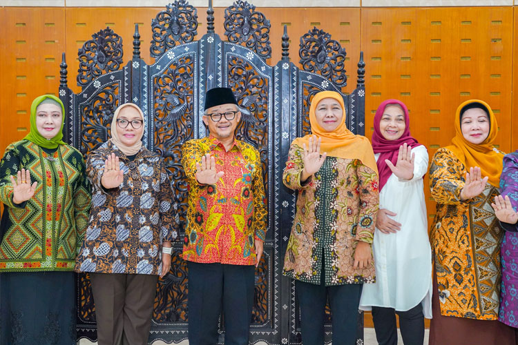 Khofifah-Indar-Parawansa-bersama-rombongan-PP-Muslimat-NU-2.jpg