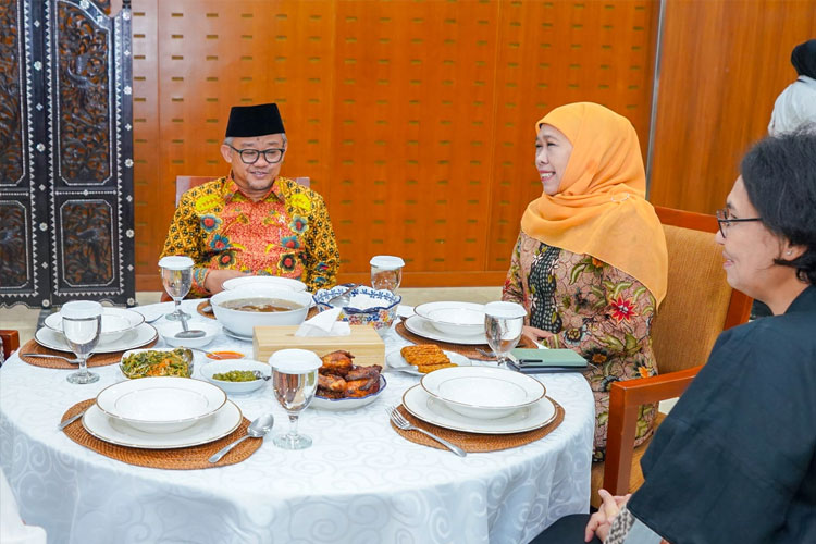 Khofifah-Indar-Parawansa-bersama-rombongan-PP-Muslimat-NU-3.jpg