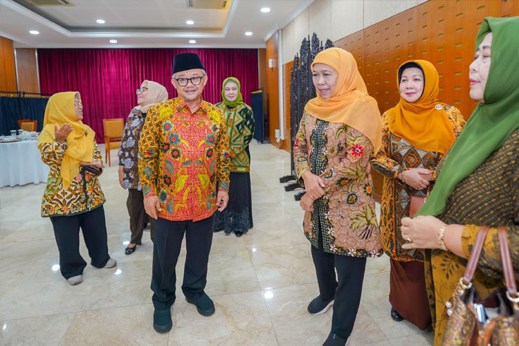 Khofifah, Muslimat NU dan Mendikdasmen Bahas Regulasi Penggunaan Medsos bagi Anak dan MBG