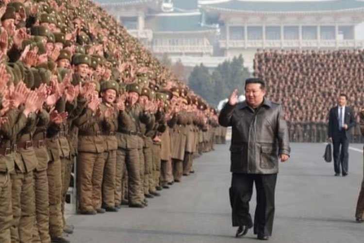 Pemimpin Korea Utara. Kim Jong-un saat melambaikan tangan kepada pasukannya. (FOTO: The Guardian)