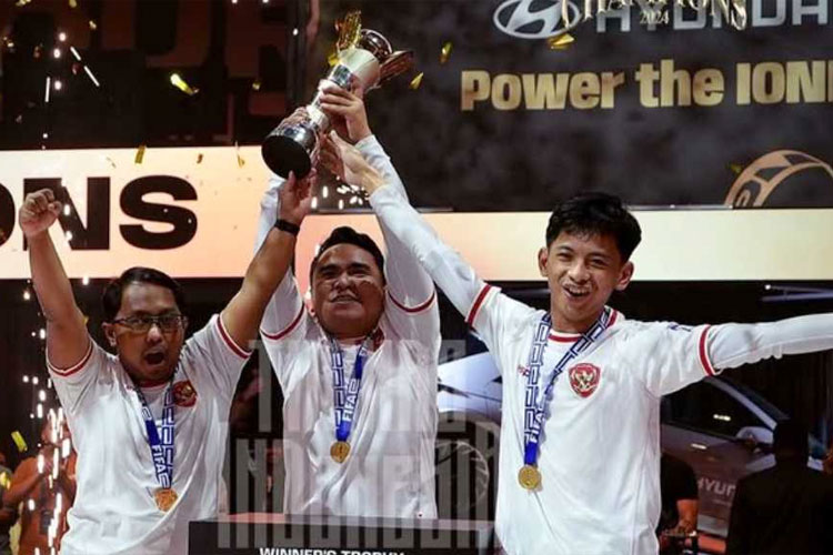 Tim eSports sepak bola Indonesia, yang diperkuat oleh Rizky Faidan dan Elga Cahya, gelar juara FIFAe World Cup 2024 kategori konsol setelah mengalahkan Brazil di laga final. (FOTO: Antara)