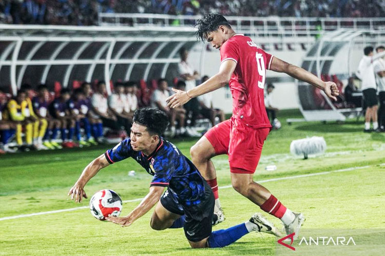 Striker Timnas Indonesia Hokky Caraka berduel dengan pemain Laos, saat laga Grup B di Stadion Manahan Solo, Kamis (12/12/2024). (FOTO: Muhammad Ayudha/ANTARA)