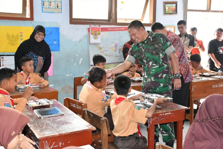 Kodim Ponorogo Uji Coba Pembagian Makan Gratis Bergizi