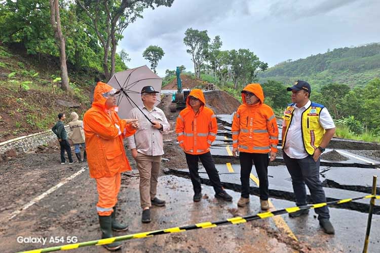 Bersama PU Bina Marga dan PU SDA, BPBD Jatim Tinjau Jalan Ambles di JLS Malang