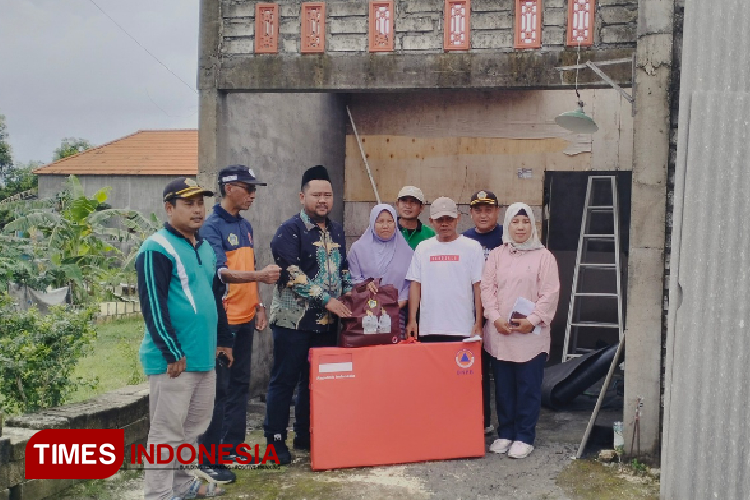 Bupati Gresik Turun Langsung Serahkan Bantuan ke Korban Angin Puting Beliung