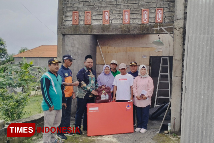 Bupati Gresik Fandi Akhmad Yani saat menyerahkan bantuan di Desa Glatik Kecamatan Ujungpangkah pada Sabtu (14/12/2024). (Foto: Akmal/TIMES Indonesia).