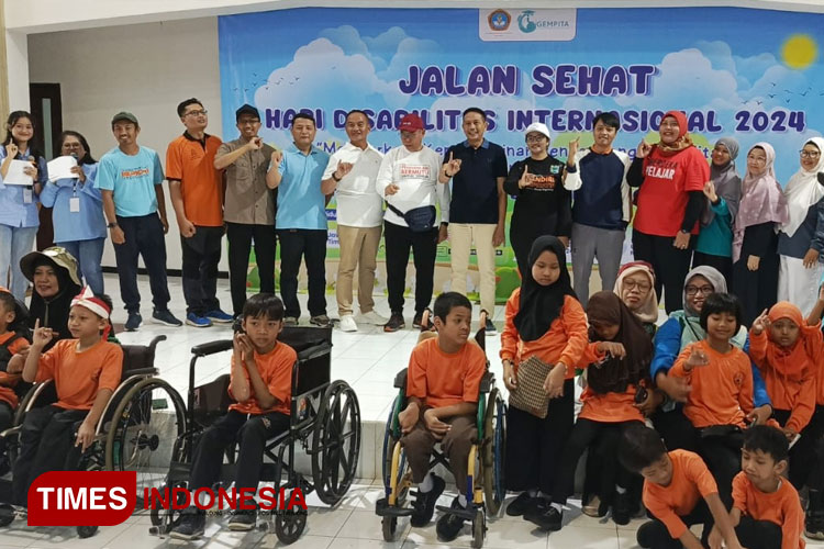 Panitia-dan-peserta-jalan-sehatHari-Disabilitas-Internasional.jpg