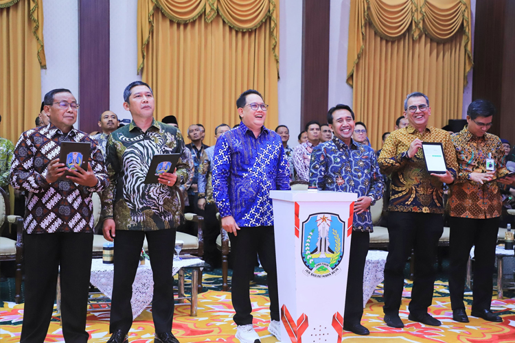 Serahkan DIPA dan TKD Jatim TA 2025, Pj Gubernur Adhy Ajak Optimalkan Pengelolaan Anggaran