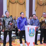 Serahkan DIPA dan TKD Jatim TA 2025, Pj Gubernur Adhy Ajak Optimalkan Pengelolaan Anggaran