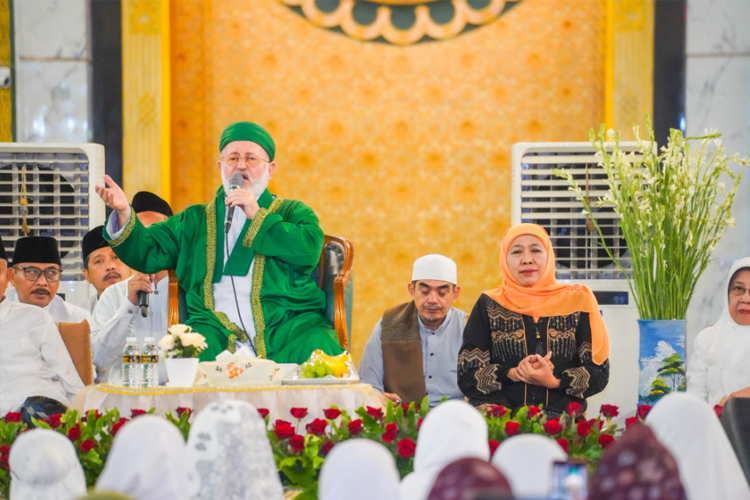 Khofifah Indar Parawansah saat menemani Syekh Assayyid Prof Dr Muhammad Fadhil Al Jailani kembali mengisi Kajian Tafsir Al Jailani di Masjid Nasional Al Akbar Surabaya, Jumat (13/12/2024) malam.