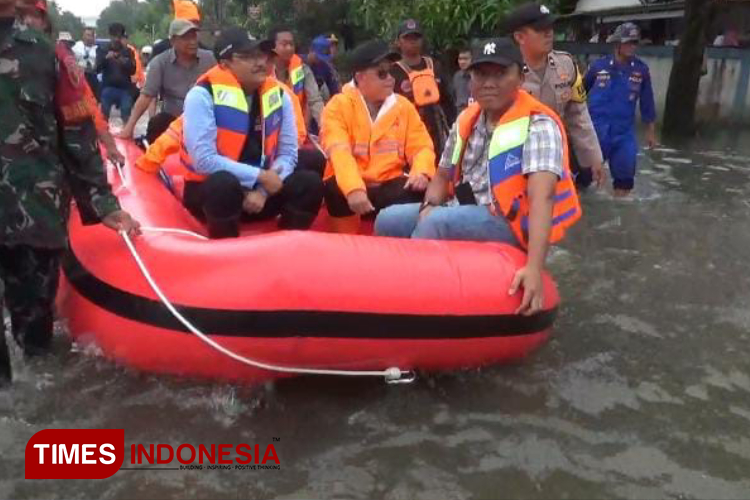 Tinjau-Lokasi-Banjir-di-Jombang-Mensos-RI-b.jpg