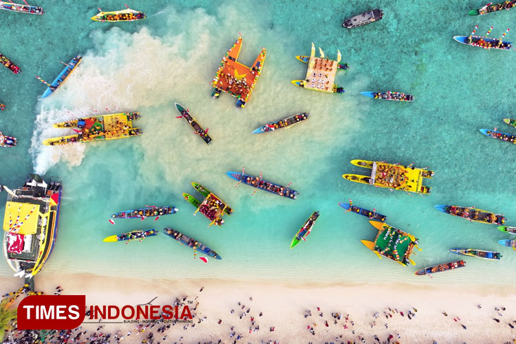 Ratusan armada yang mengangkut 1.500 penari laka baka menyambut Bupati Kepulauan Sula Fifian Adeningsih Mus dan rombongan saat pembukaan Festival Tanjung. (Foto: GenPi Maluku Utara For TIMES Indonesia)