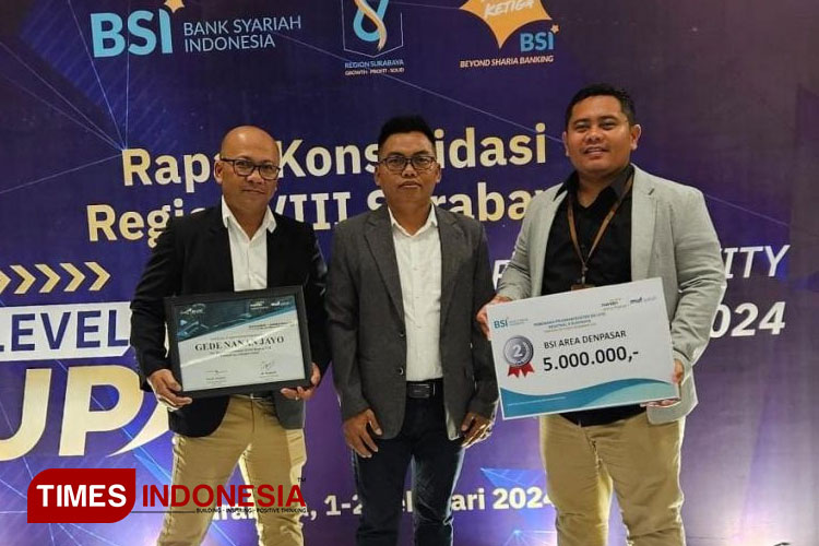 Tawil Asnawi (tengah), alumni Fakultas Ekonomi dan Bisnis Unisma Malang tahun 2007 sukses dalam bidang bisnis. (FOTO: AJP TIMES Indonesia)