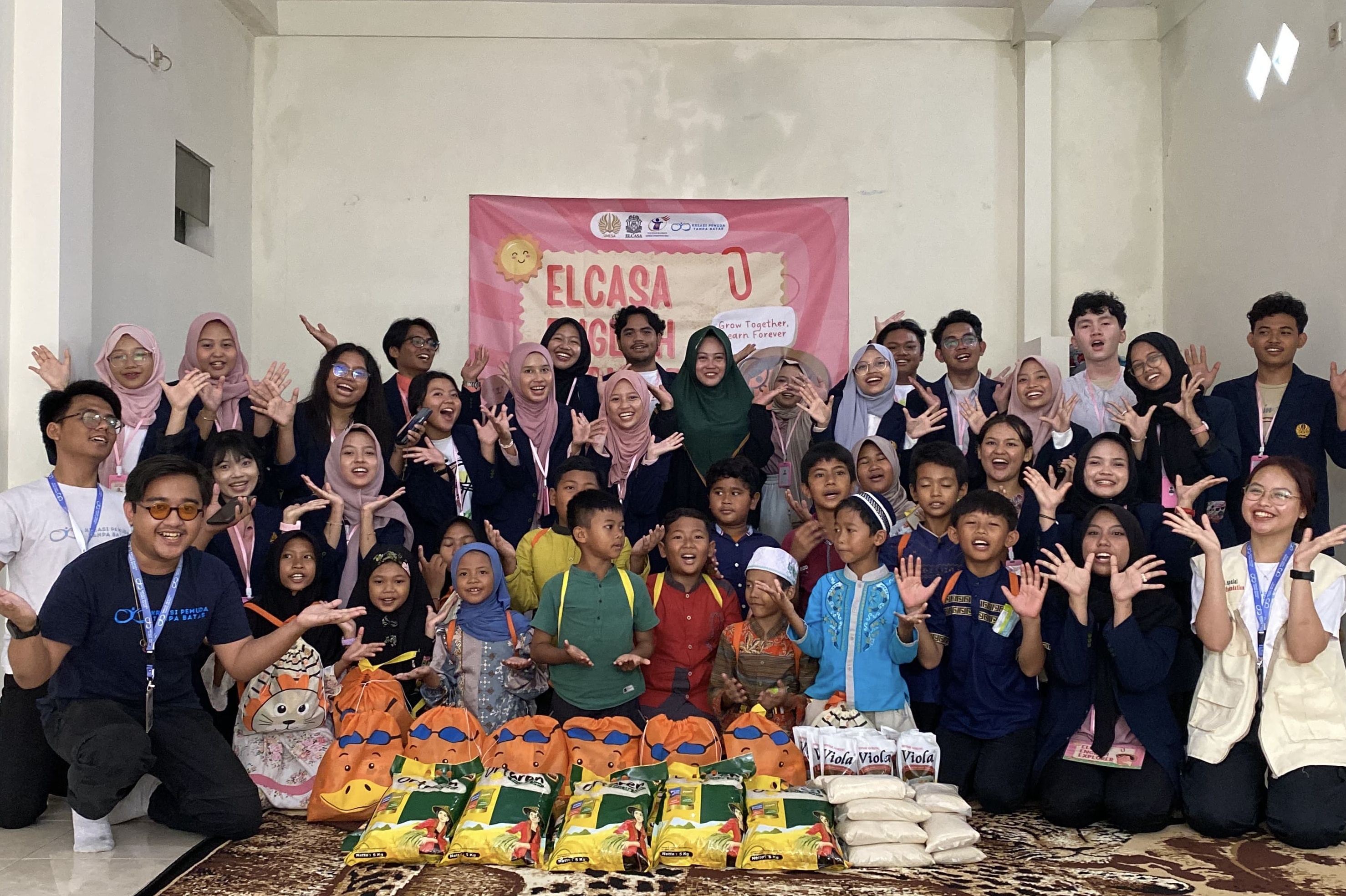 Mahasiswa Jurusan Pendidikan Bahasa Inggris Unesa bersama anak-anak Panti Asuhan Az-Zahara saat acara Elcasa English Explorer, Minggu (15/12/2024).(Foto : Lely Yuana/TIMES Indonesia)