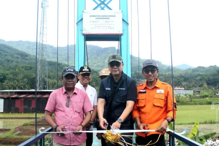 LMI dan jajaran direksi sejumlah BUMN meresmikan Jembatan Karsa Mekar, Jumat (14/12/2024).(Foto: Dok.LMI)