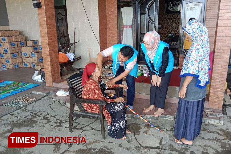 Tim Kesehatan LKNU PCNU Jombang Buka Pos Pelayanan Kesehatan Gratis di Lokasi Banjir