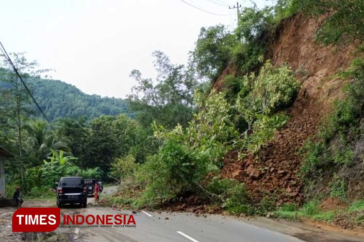 Jelang Nataru, Longsor Mengintai di Jalan Raya Pacitan–Ponorogo