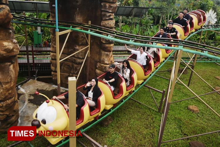 Pengunjung Bonderland Carnival park saat asyik menikmati petualangan mini coaster ulat yang melewati replika gua, Minggu (15/12/2024). (FOTO: Adhitya Hendra/TIMES Indonesia).