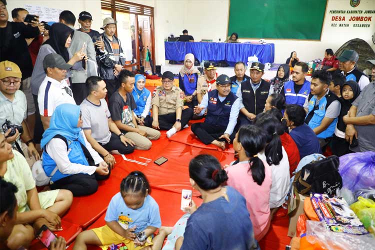 Pj Gubernur Jatim Dampingi Mensos Tinjau Banjir di Jombang dan Mojokerto