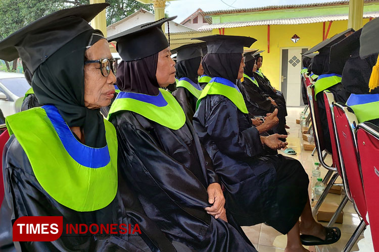 Tamat Sekolah, Puluhan Lansia di Kabupaten Probolinggo Diwisuda, Begini Suasananya