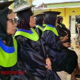 Tamat Sekolah, Puluhan Lansia di Kabupaten Probolinggo Diwisuda, Begini Suasananya