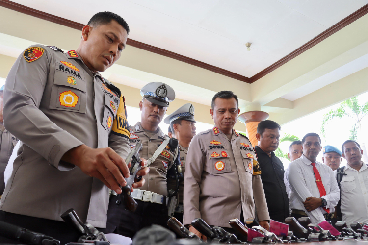 Kapolresta Banyuwangi Cek Kelengkapan Surat, Kelayakan hingga Kebersihan Senpi Personil