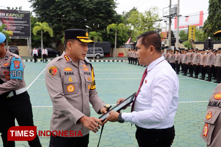 Dedikasi Kasat Resnarkoba Diganjar Penghargaan Kapolresta Banyuwangi