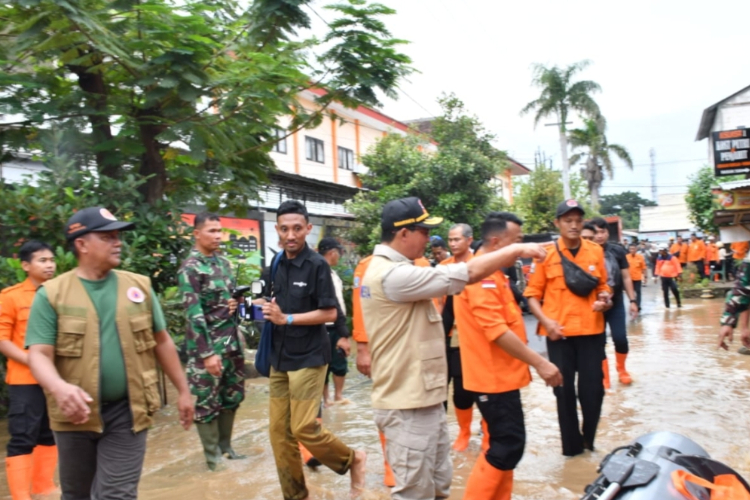 Kepala-BNPB-Tinjau-Pengungsi-dan-Lokasi-Banjir-di-Ponorogo-z.jpg