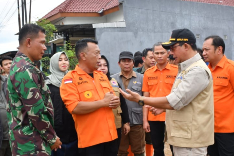 Kepala BNPB Tinjau Pengungsi dan Lokasi Banjir di Ponorogo