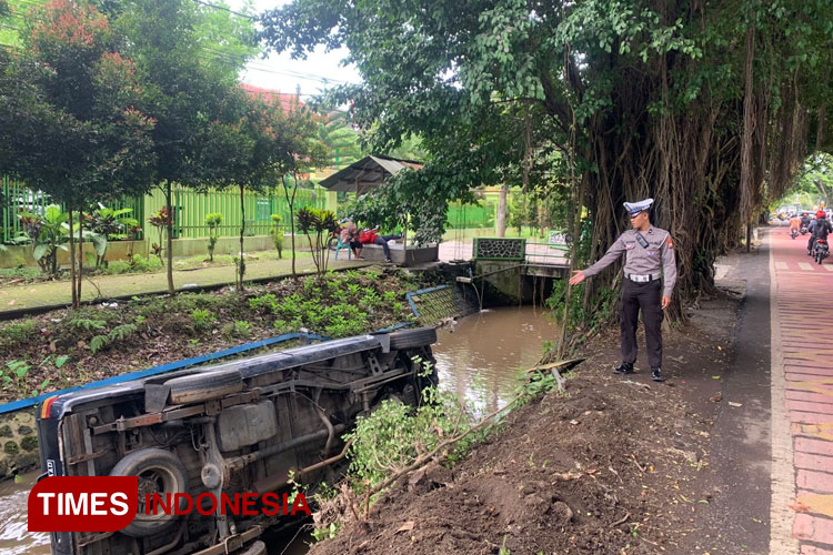 Hindari Sepeda Motor Nyalip, Mobil 'Nyebur' ke Saluran Irigasi Depan SMAN 6 Kota Malang