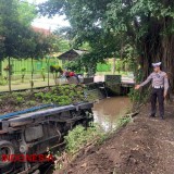 Hindari Sepeda Motor Nyalip, Mobil 'Nyebur' ke Saluran Irigasi Depan SMAN 6 Kota Malang