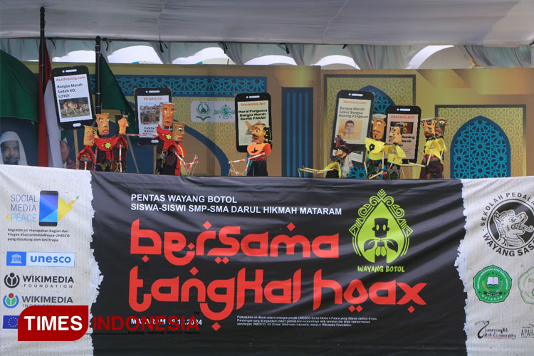 Penampilan pelajar Darul Hikmah Mataram membawa wayang botol sebagai simbol lawan hoax. (FOTO: Latif untuk TIMES Indonesia)