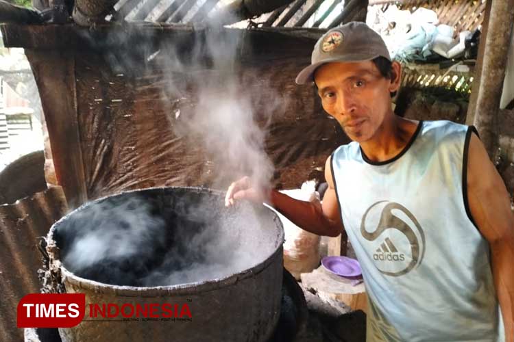 Kisah Perjuangan Mang Tatang, Penyadap Gula Aren di Tengah Ancaman Hama Tupai