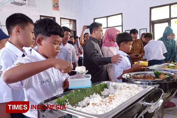 Pj Bupati Majalengka Tinjau Uji Coba Program Makan Bergizi Gratis di Sekolah