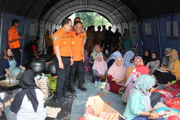 mengunjungi-warga-terdampak-banjir-2.jpg