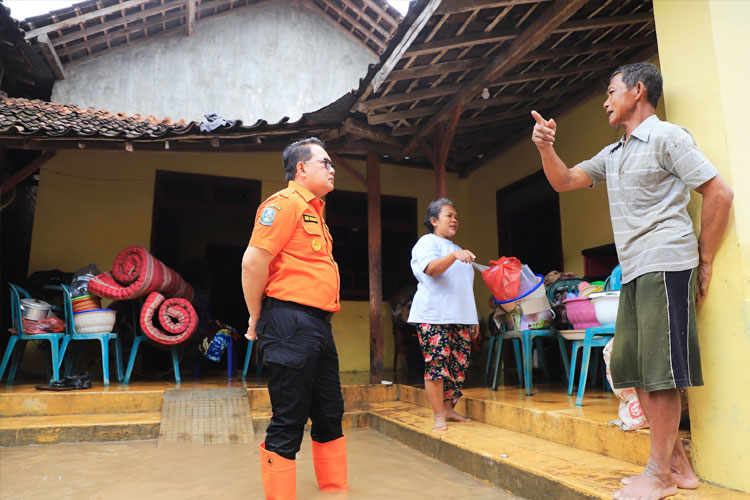 Tinjau Banjir Ponorogo, Pj Gubernur Adhy Fokuskan Evakuasi Warga dan Perbaikan Tanggul Jebol