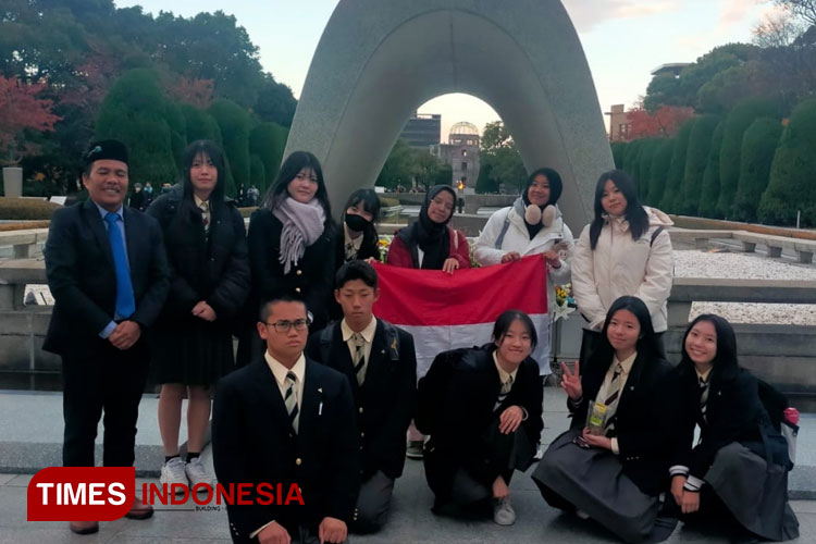 Sekretaris Disdik Kabupaten Lamongan Chusnu Yuli Setyo (memakai kopyah) bersama siswa Lamongan di Taman Perdamaian Hiroshima. (Foto : Disdik Lamongan for TIMES Indonesia)