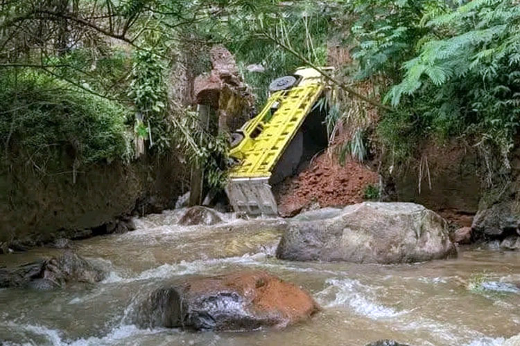 Jembatan di Banjarnegara Ambruk saat Dilewati Dump Truk Bermuatan Pasir