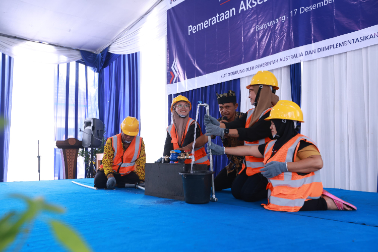 Foto-Bersama-Bupati-Banyuwangi-Ipuk-Fiestiandani-Azwar-Anas-saat-menghadiri-peringatan-Hari-Disabilitas-Internasional-b.jpg