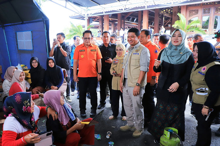 Bersama Kepala BNPB dan Pj Gubernur Jatim, Lia Istifhama Kunjungi Korban Banjir Ponorogo