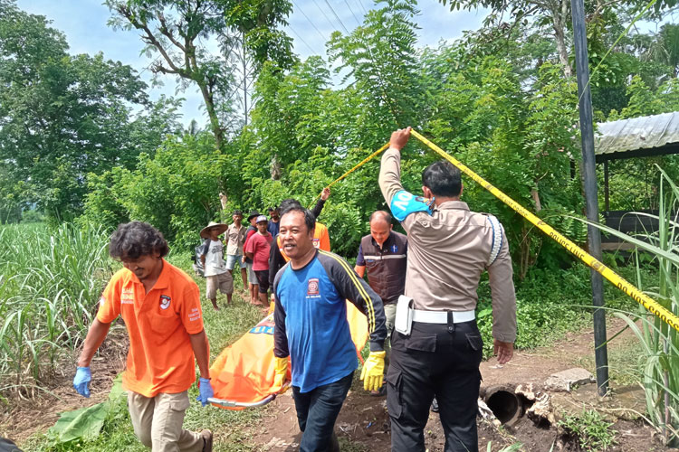 Polisi-saat-olah-TKP-dan-evakuasi-mayat-perempuan-2.jpg