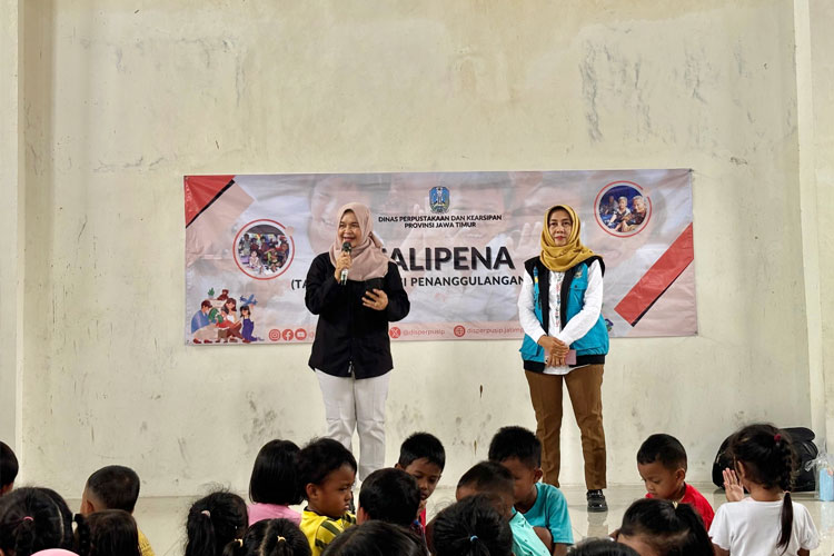 Disperpusip Pemprov Jatim Hadirkan Pendongeng dan Bagikan Sembako untuk Korban Banjir Jombang dan Pasuruan