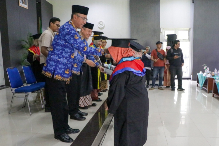 88 Lulusan Sekolah Lansia Bina Keluarga Istikomah Banjarnegara Diwisuda