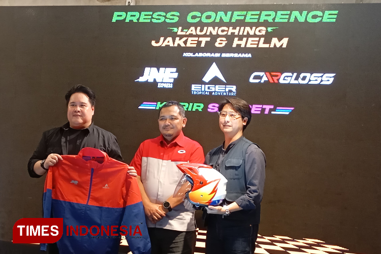 JNE, EIGER Tropical Adventure dan Cargloss Helmet Kolaborasi Luncurkan Jaket dan Helm untuk Kurir JNE