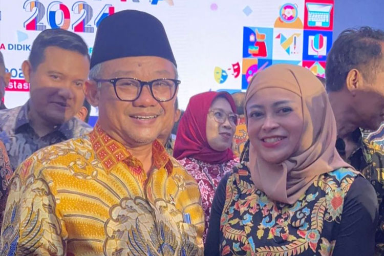 Dr.(c). Esti Nalurani, S.Sos., M.M., anggota FPLKP Jawa Timur sekaligus pemilik LKP Think Indonesia Academy & Training (THAT) saat acara Puncak Gelar Hasil Karya Peserta Didik Kursus dan Pelatihan 2024 di Jakarta, Rabu (18/12/2024).