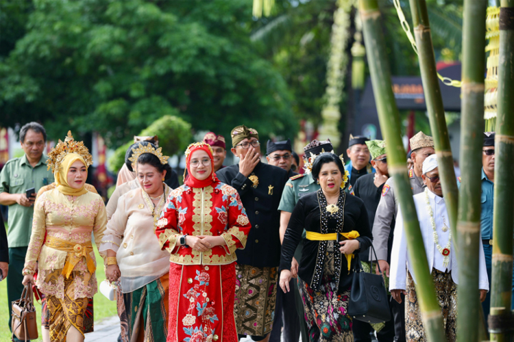 Banyuwangi Rayakan Harjaba ke- 253 dengan Berbalut Baju Adat Nusantara