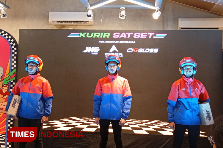 EIGER dan Cargloss Berikan Jaket dan Helm Berkualitas untuk Kurir JNE