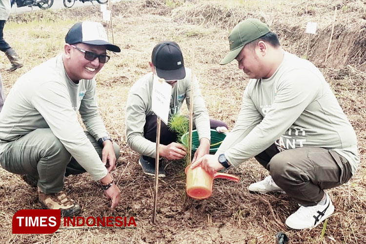 Asosiasi Ganis Hutan Indonesia dan Industri Primer CDK V Tegal Tanam 15.000 Pohon Pinus