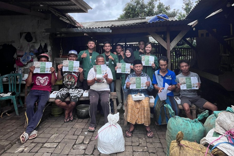 Mahasiswa Polbangtan Malang Kenalkan Pembuatan Silase kepada Peternak Ruminansia