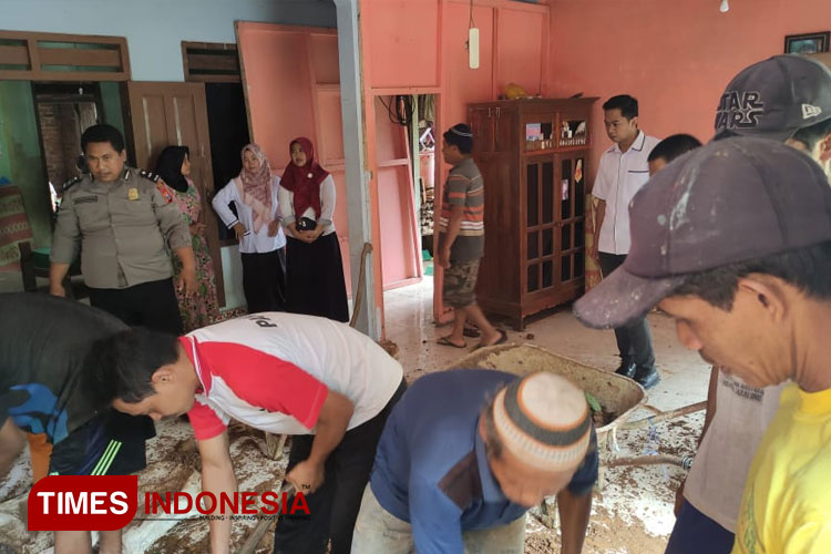 Diterjang Tanah Longsor, Tembok Rumah Warga di Pacitan Ambrol